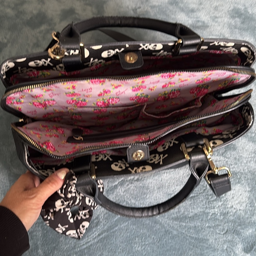 Betsey Johnson Black Skull Embossed Handbag/Work/Tote Bag - Picture 4 of 9